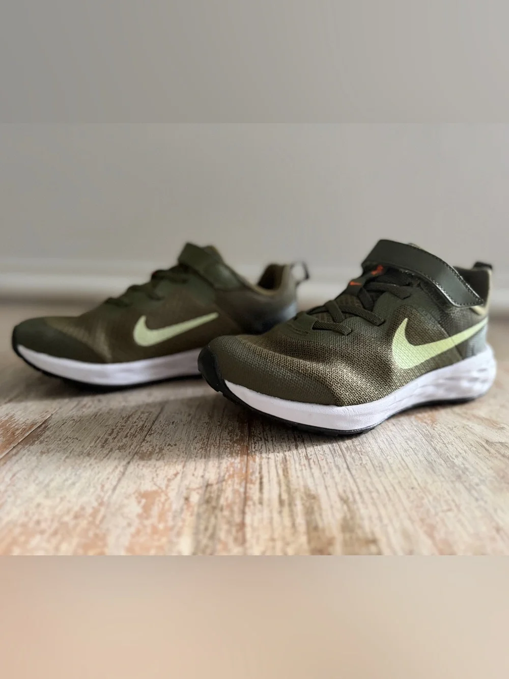 Nike Revolution 6 Rough Green Barely Volt Sneakers Kids 1Y Easy On Running Boys